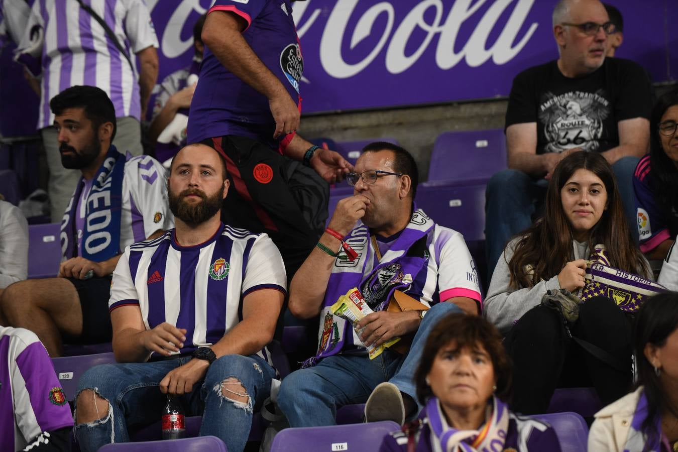 Fotos: Búscate en las fotos de la grada del Real Valladolid-Cádiz (2/4)