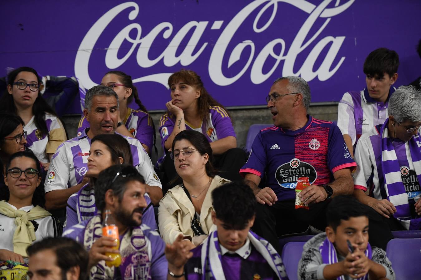 Fotos: Búscate en las fotos de la grada del Real Valladolid-Cádiz (2/4)