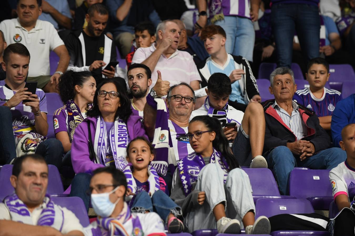 Fotos: Búscate en las fotos de la grada del Real Valladolid-Cádiz (2/4)