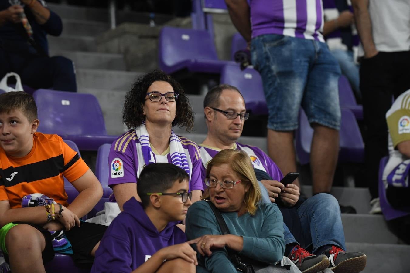 Fotos: Búscate en las fotos de la grada del Real Valladolid-Cádiz (3/4)