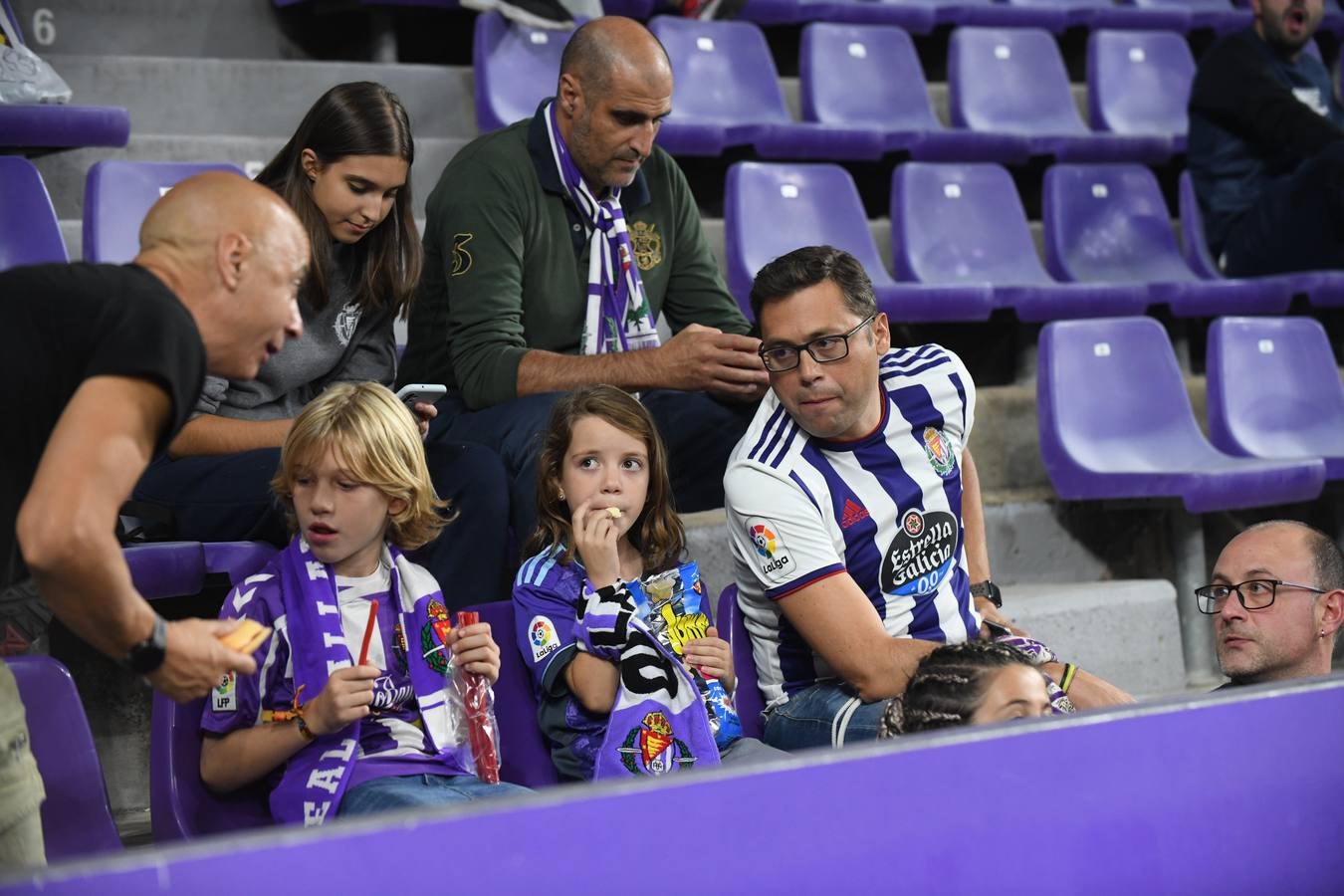 Fotos: Búscate en las fotos de la grada del Real Valladolid-Cádiz (3/4)