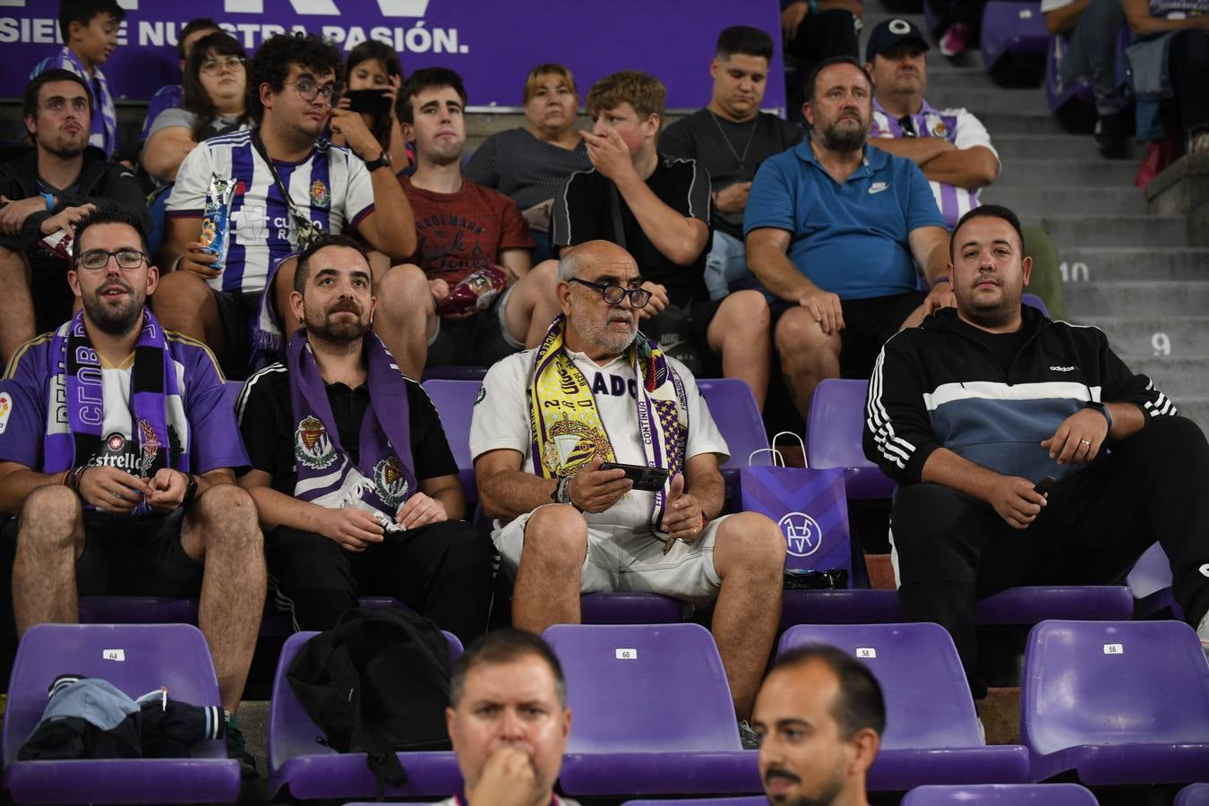 Fotos: Búscate en las fotos de la grada del Real Valladolid-Cádiz (3/4)