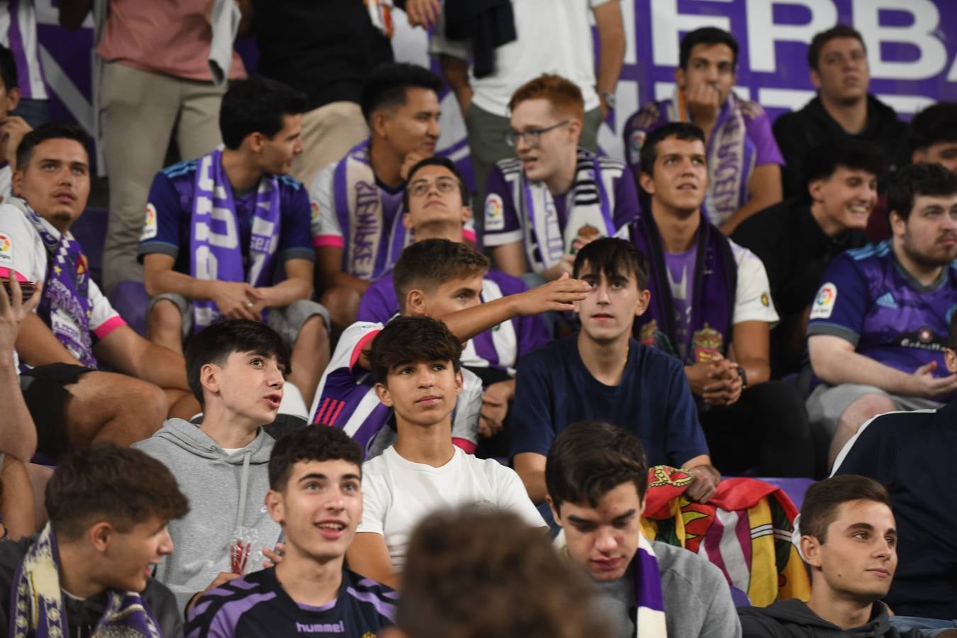 Fotos: Búscate en las fotos de la grada del Real Valladolid-Cádiz (3/4)