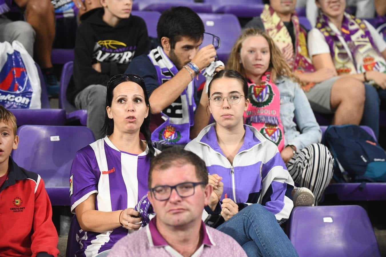 Fotos: Búscate en las fotos de la grada del Real Valladolid-Cádiz (4/4)