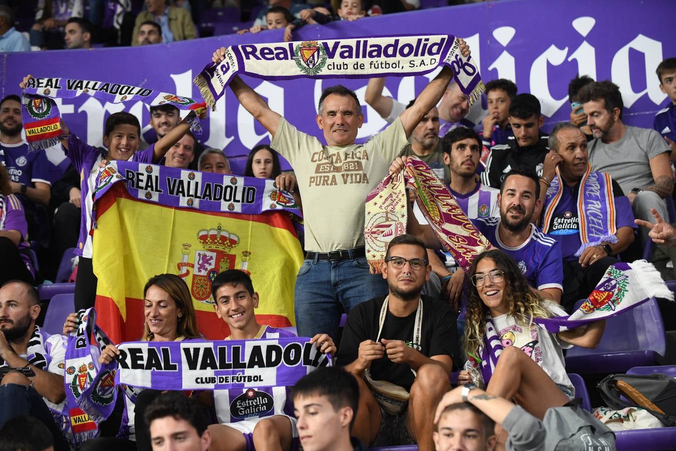 Fotos: Búscate en las fotos de la grada del Real Valladolid-Cádiz (4/4)