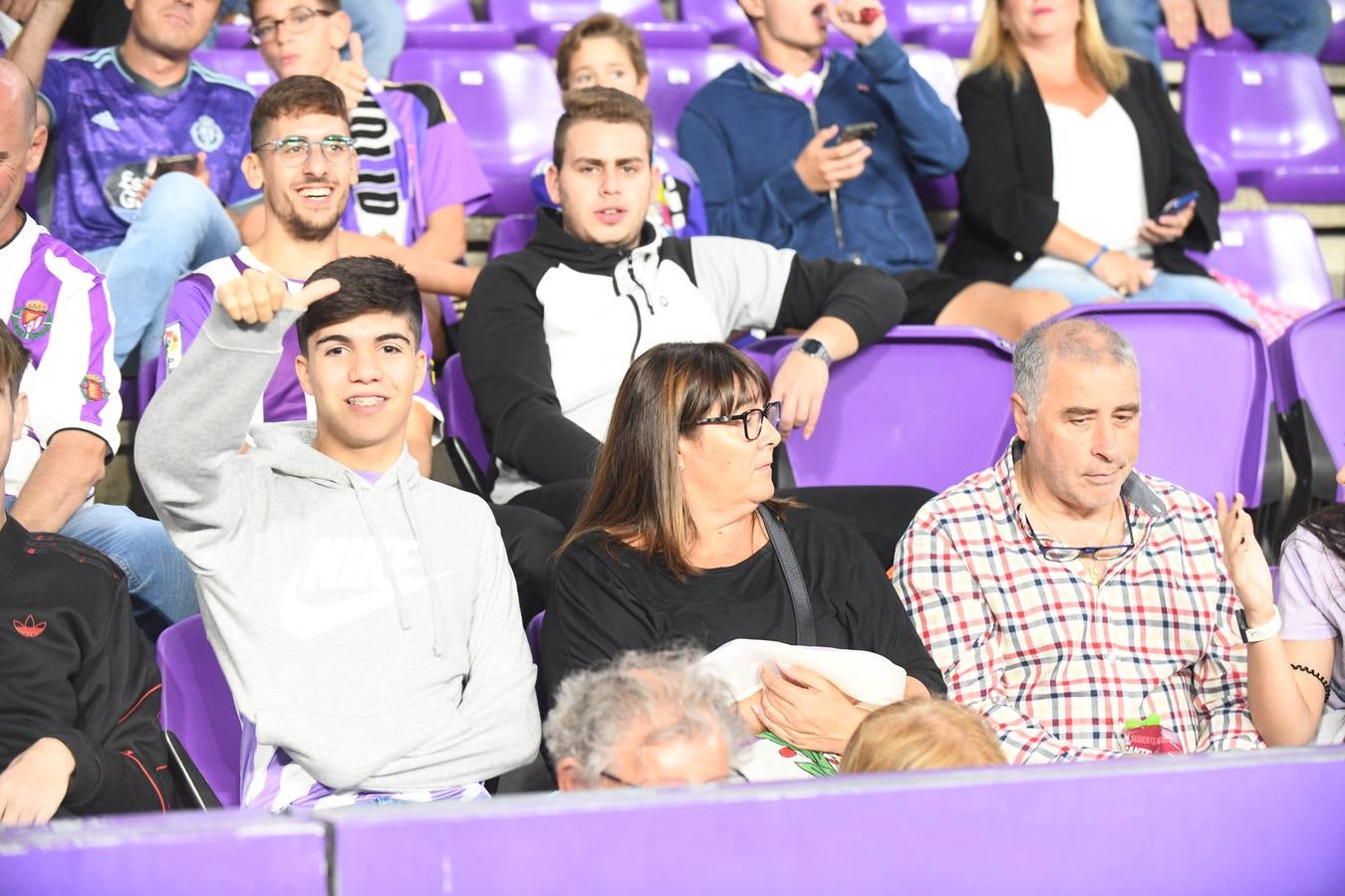 Fotos: Búscate en las fotos de la grada del Real Valladolid-Cádiz (4/4)