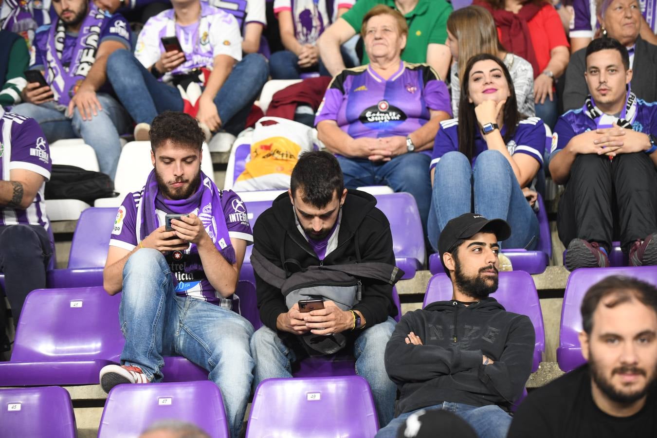 Fotos: Búscate en las fotos de la grada del Real Valladolid-Cádiz (4/4)