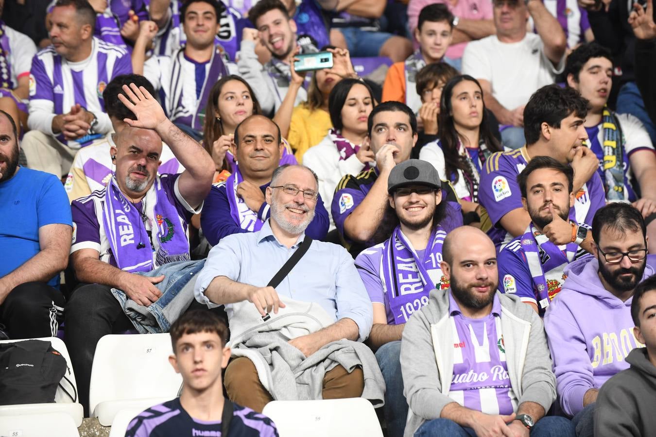 Fotos: Búscate en las fotos de la grada del Real Valladolid-Cádiz (4/4)