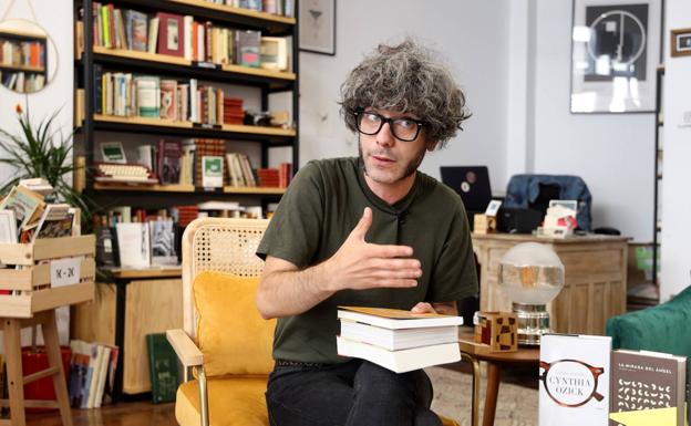 Rodrigo Simón, en su librería La Perecquiana. 