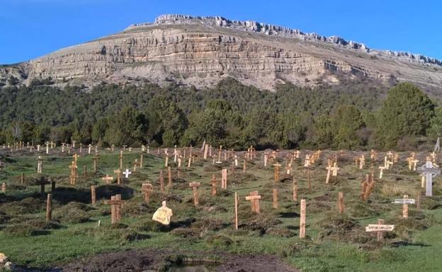 El cementerio de Sad Hill donde se rodó el duelo final del filme 'El bueno, el feo y el malo', de Sergio Leone, en el valle de Mirandilla. 