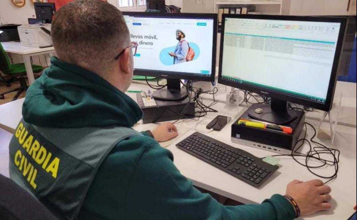 Un guardia civil investiga diversas estafas en una imagen de archivo.