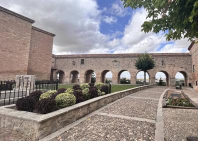 Imagen secundaria 1 - Arriba, el maestro Asador Raúl Romero en plena faena en el horno; abajo, el pasadizo del Duque de Lerma y una de las igleias de Lerma. 