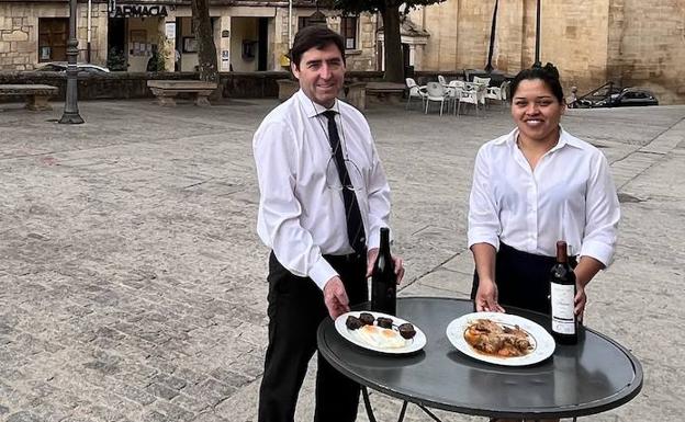 Imagen principal - Arriba, Emeterio Martín, propietario del Hotel Restaurante Tres Coronas de Santo Domingo de Silos, y Wendy. Abajo, dos imágenes de Santo Domingo de Silos. 