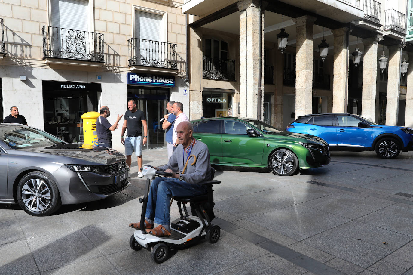 Veinte empresas muestran sus vehículos cero emisiones en el Parque del Salón y en la Calle Mayor para concienciar a los palentinos de la necesidad de cuidar el planeta