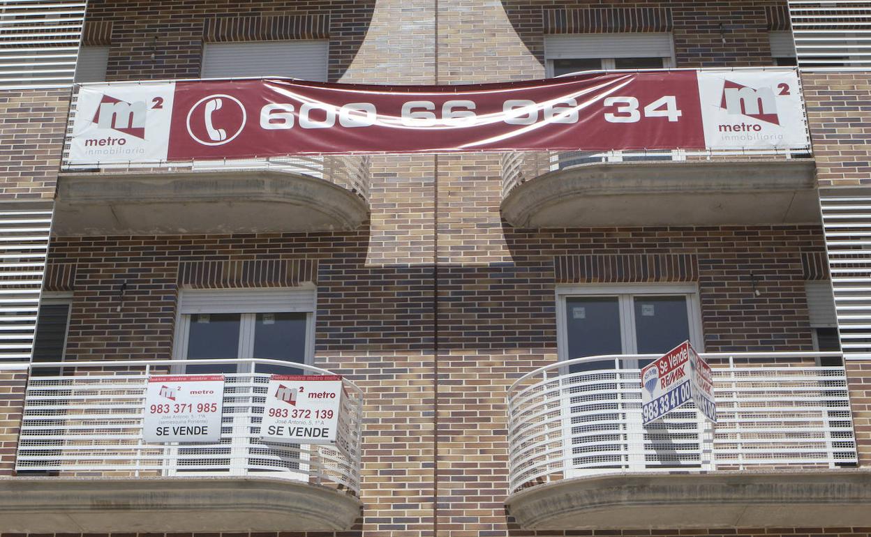 Viviendas de Valladolid con el cartel de se vende. 