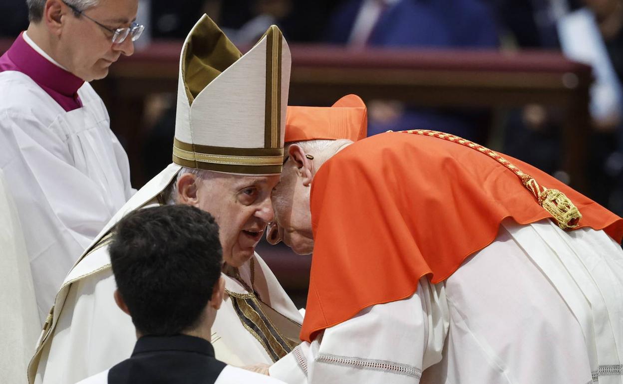 El papa Francisco saluda al nuevo cardenal español Fernando Vergez, EL 27 de agosto.