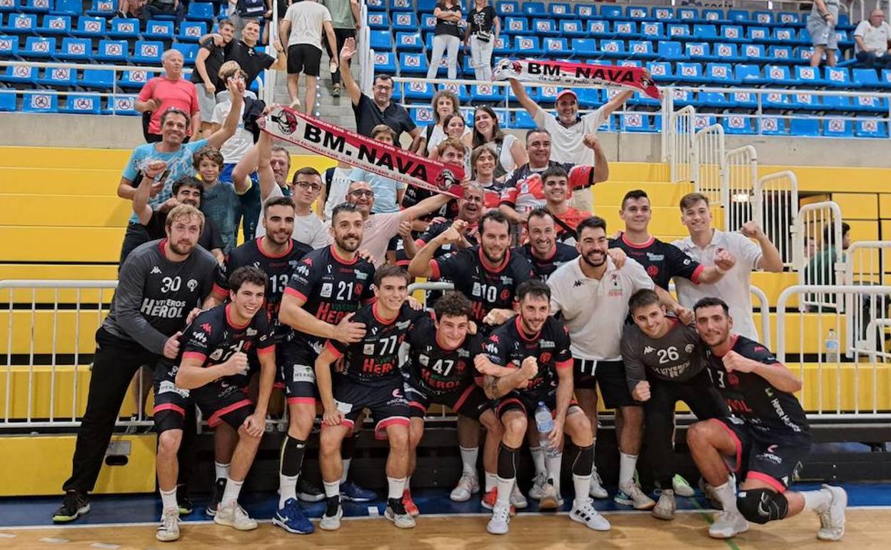 Plantilla del Nava celebra con la afición desplazada a Alcobendas.