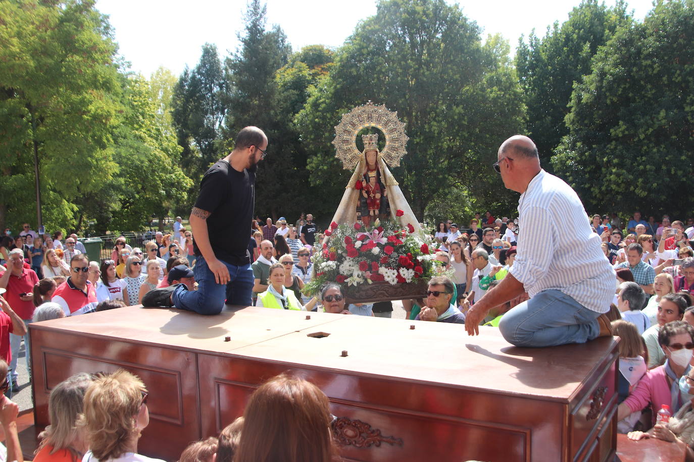 Miles de personas, este domingo en la romería de la Virgen del Henar.
