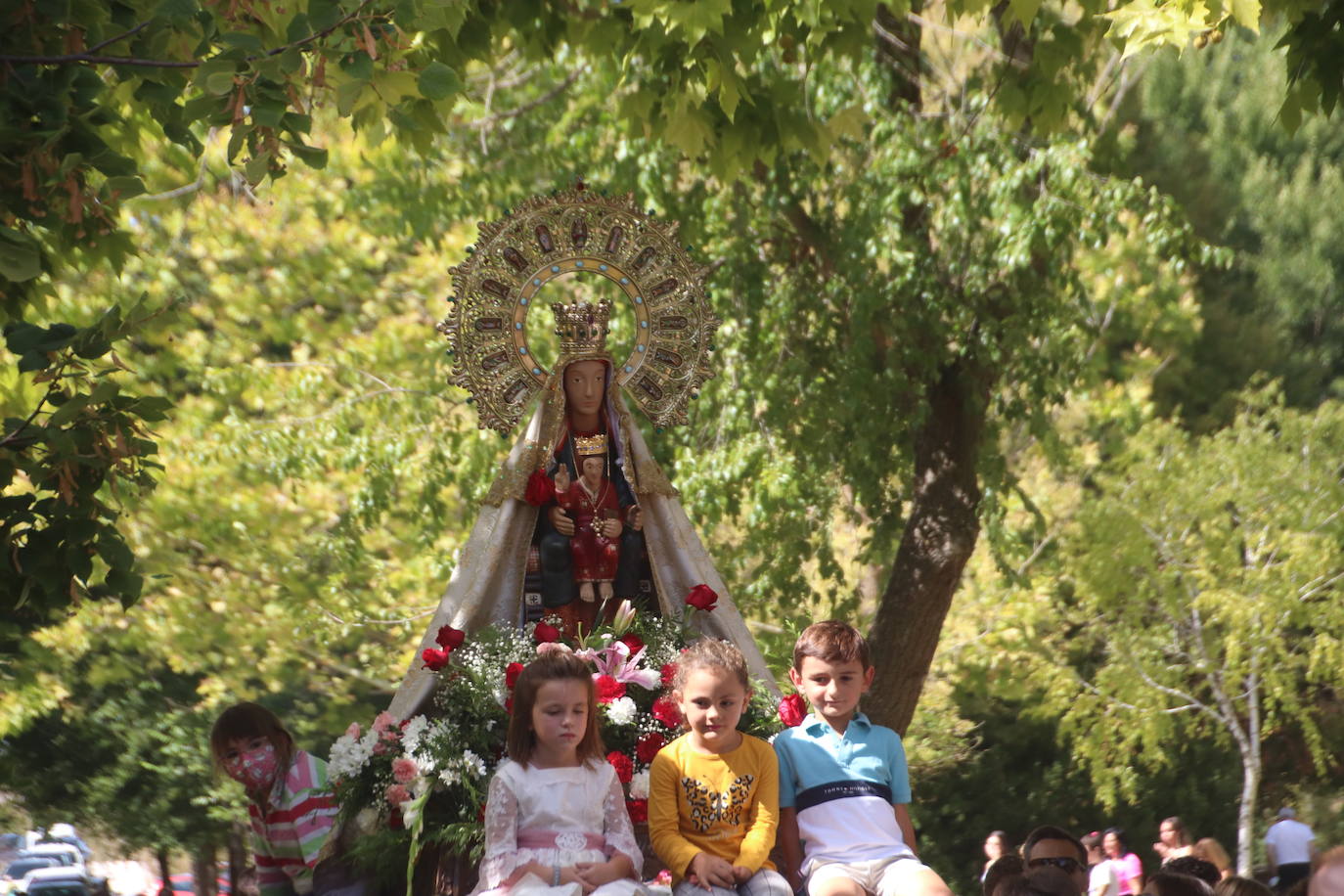 Miles de personas, este domingo en la romería de la Virgen del Henar.