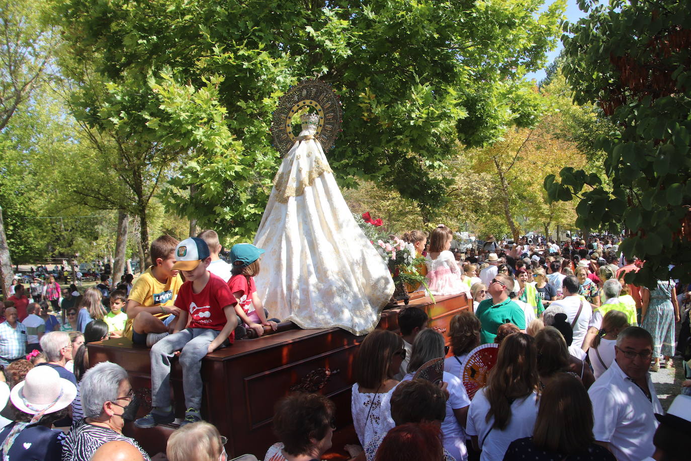 Miles de personas, este domingo en la romería de la Virgen del Henar.