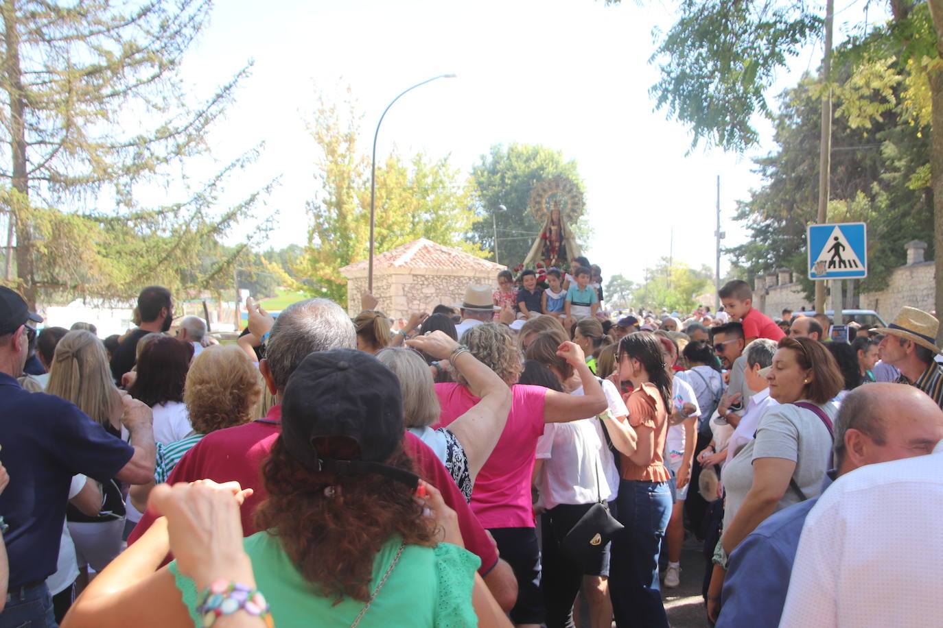 Miles de personas, este domingo en la romería de la Virgen del Henar.