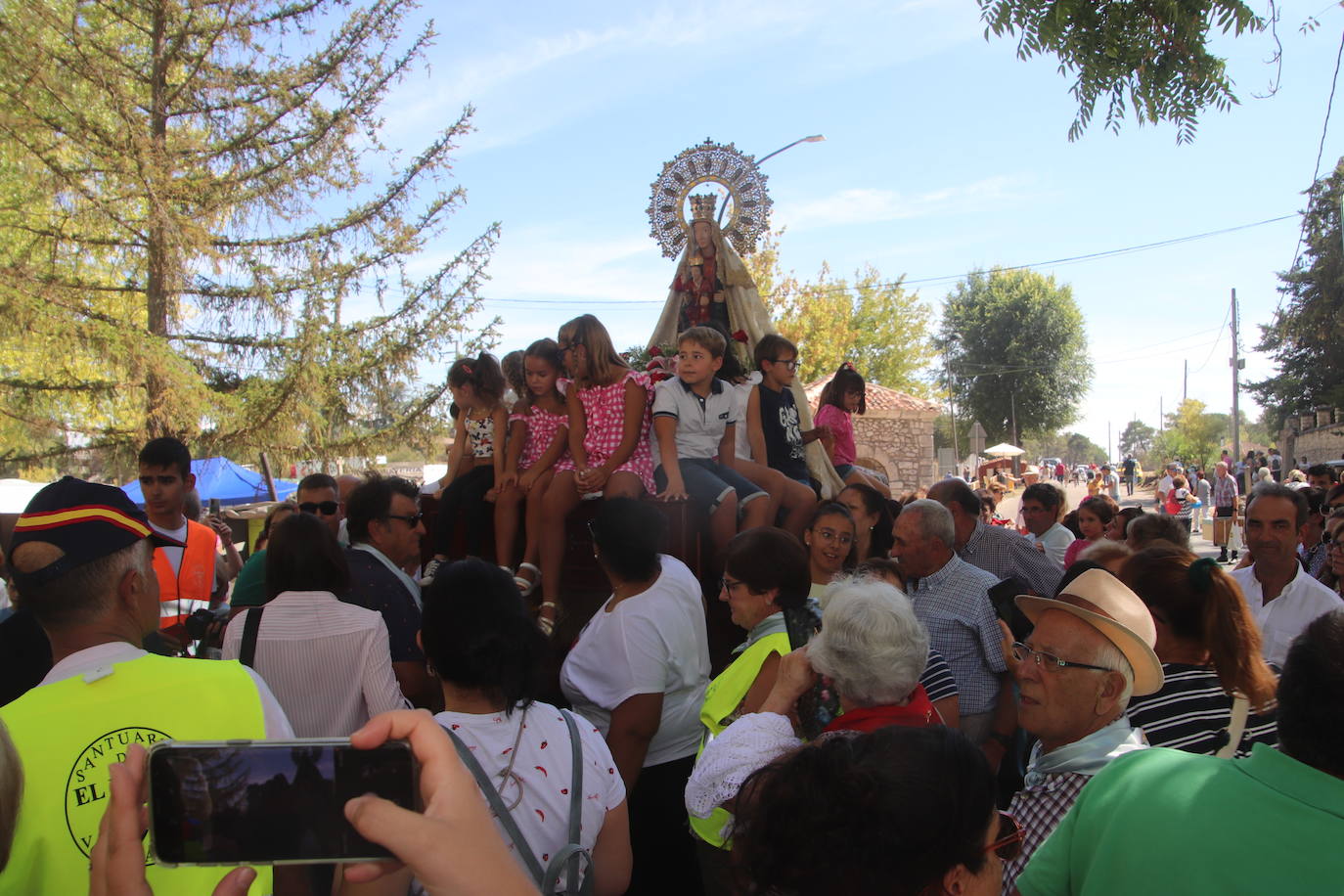 Miles de personas, este domingo en la romería de la Virgen del Henar.