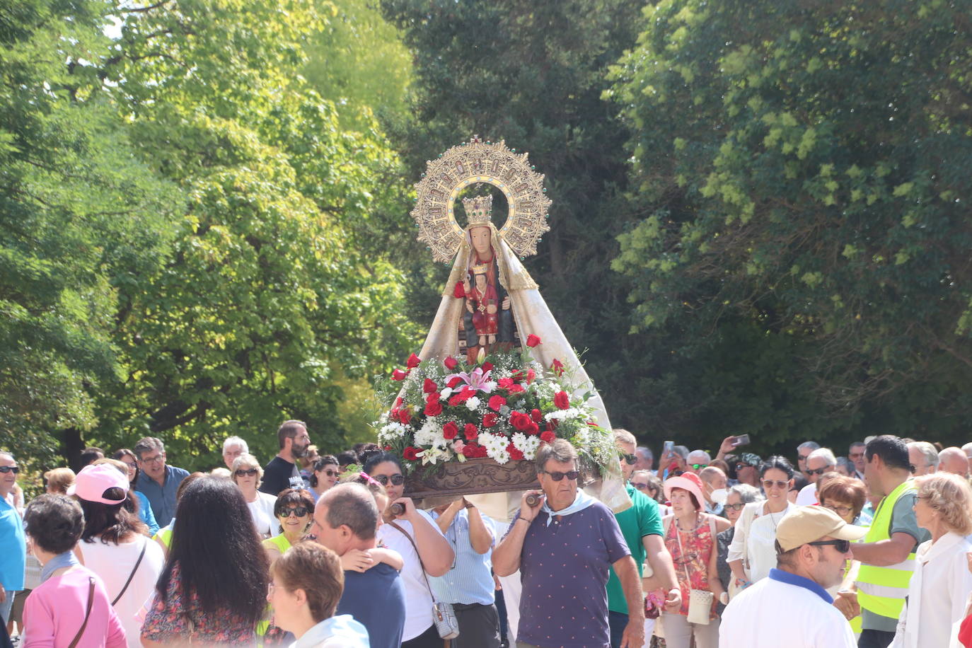 Miles de personas, este domingo en la romería de la Virgen del Henar.