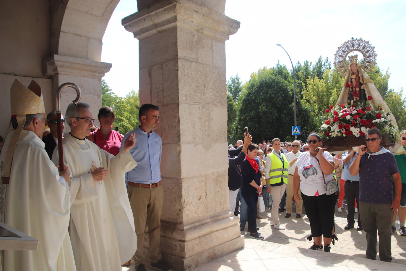 Miles de personas, este domingo en la romería de la Virgen del Henar.
