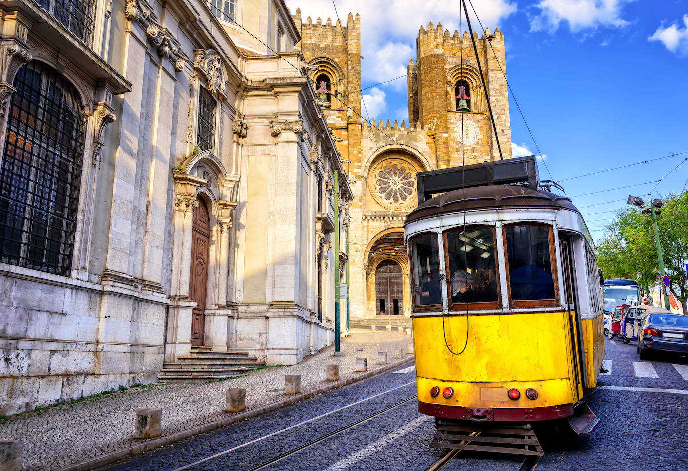 Lisboa, con sus calles empinadas y sus tranvías de postal. 