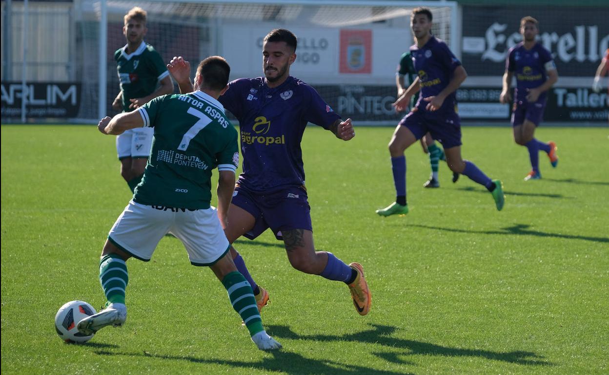 Adri Castro trata de robar el balón a Aitor Aspas, este domingo en O Vao. 