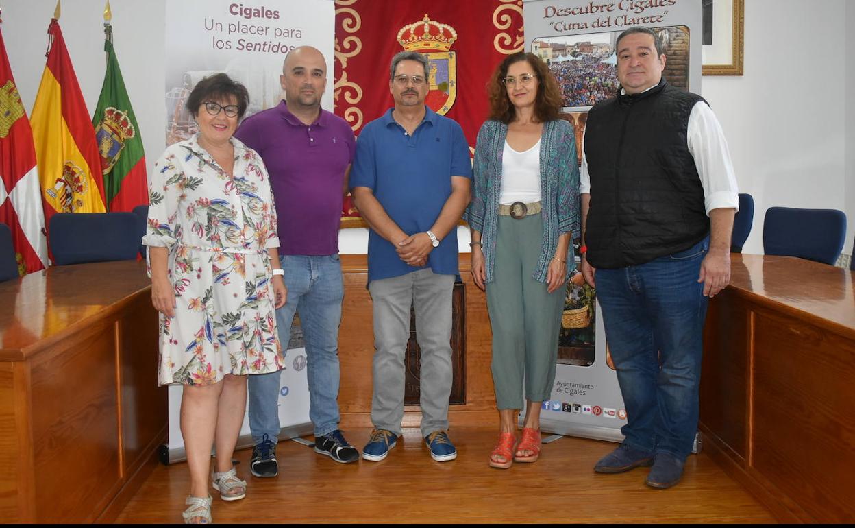 El alcalde de Cigales y la concejala de cultura y enoturismo con los ganadores del concurso 
