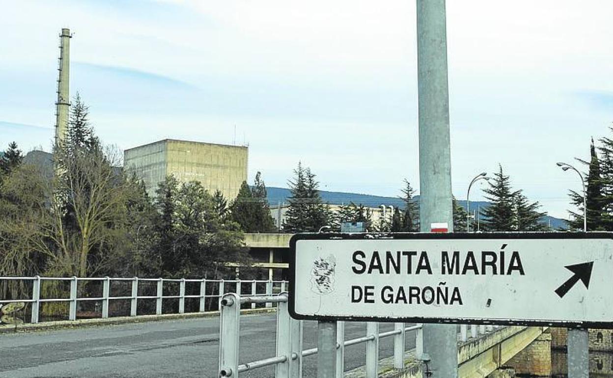 Acceso a la central nuclear de Santa María de Garoña, en el norte de Burgos.