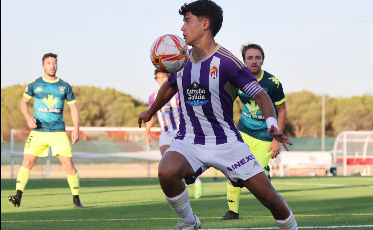 Un jugador del Real Valladolid B controla el balón durante un anterior partido. 