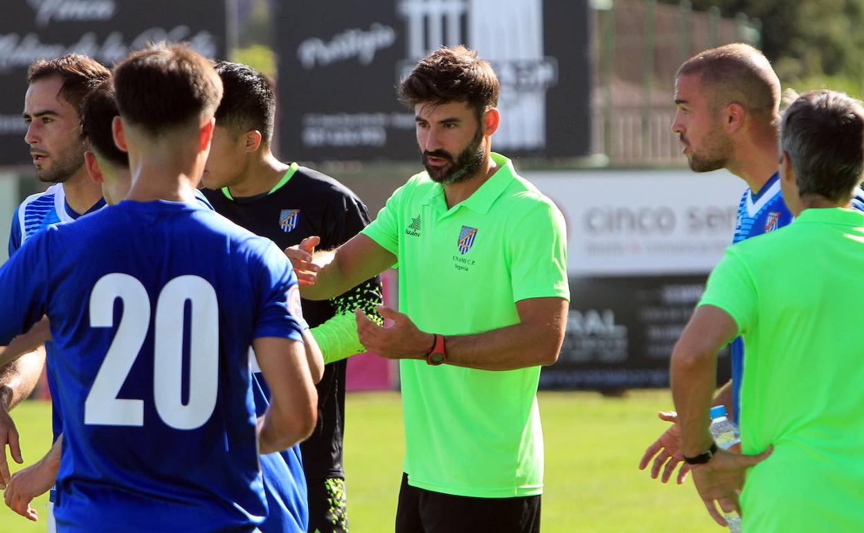 Gonzalo del Valle se dirige a los jugadores del Unami durante un partido.