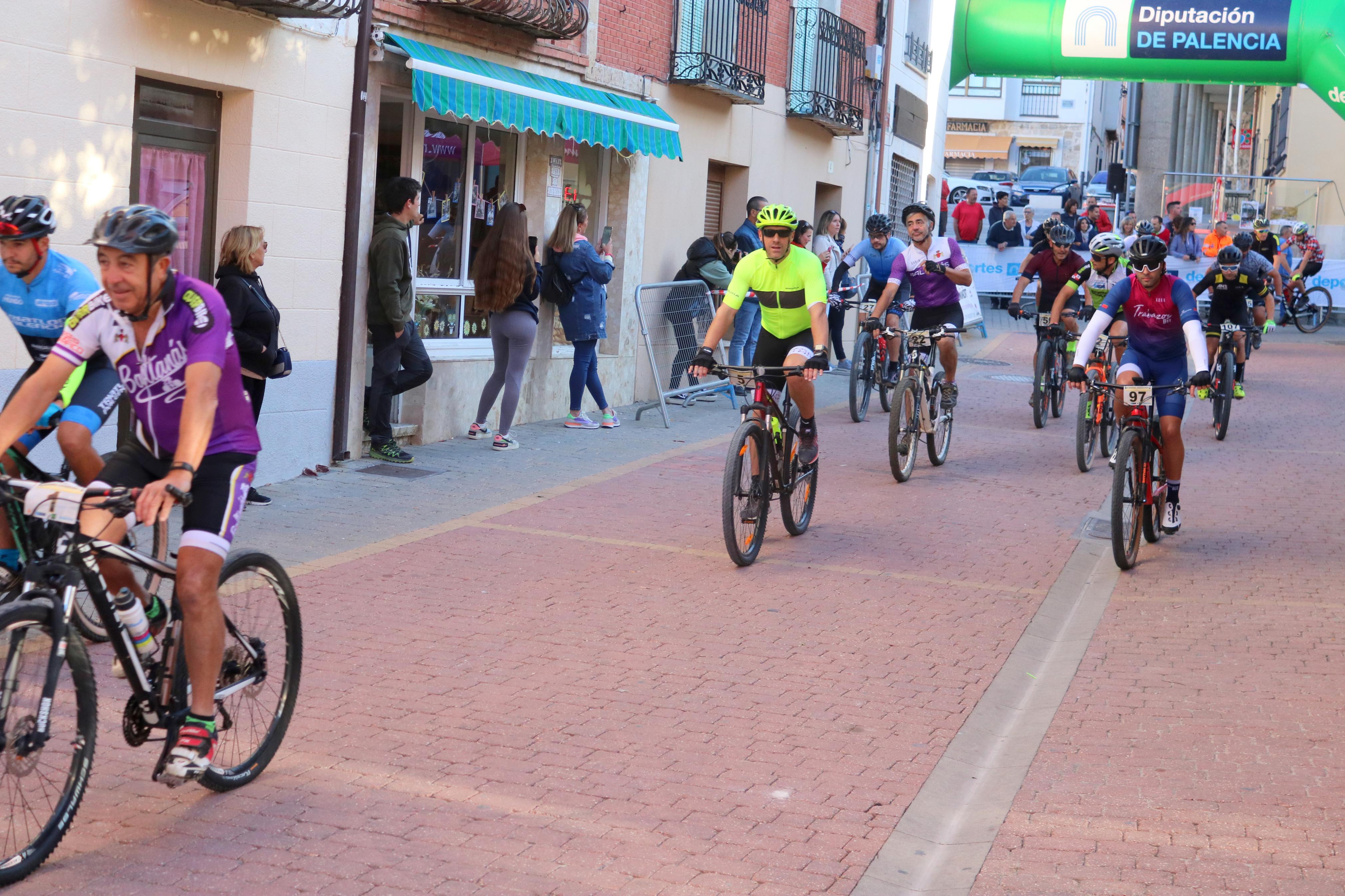 La VII Marcha Cicloturista 'Valles del Cerrato' congregó a más de un centenar de ciclistas