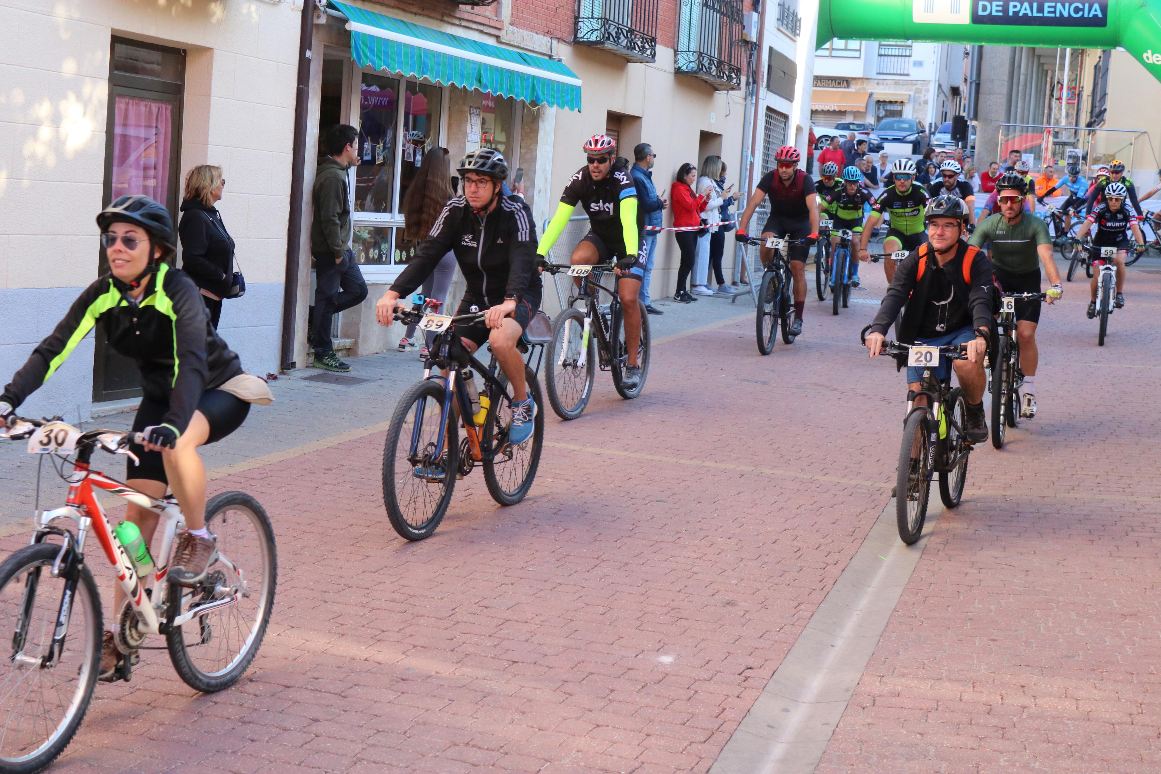 La VII Marcha Cicloturista 'Valles del Cerrato' congregó a más de un centenar de ciclistas