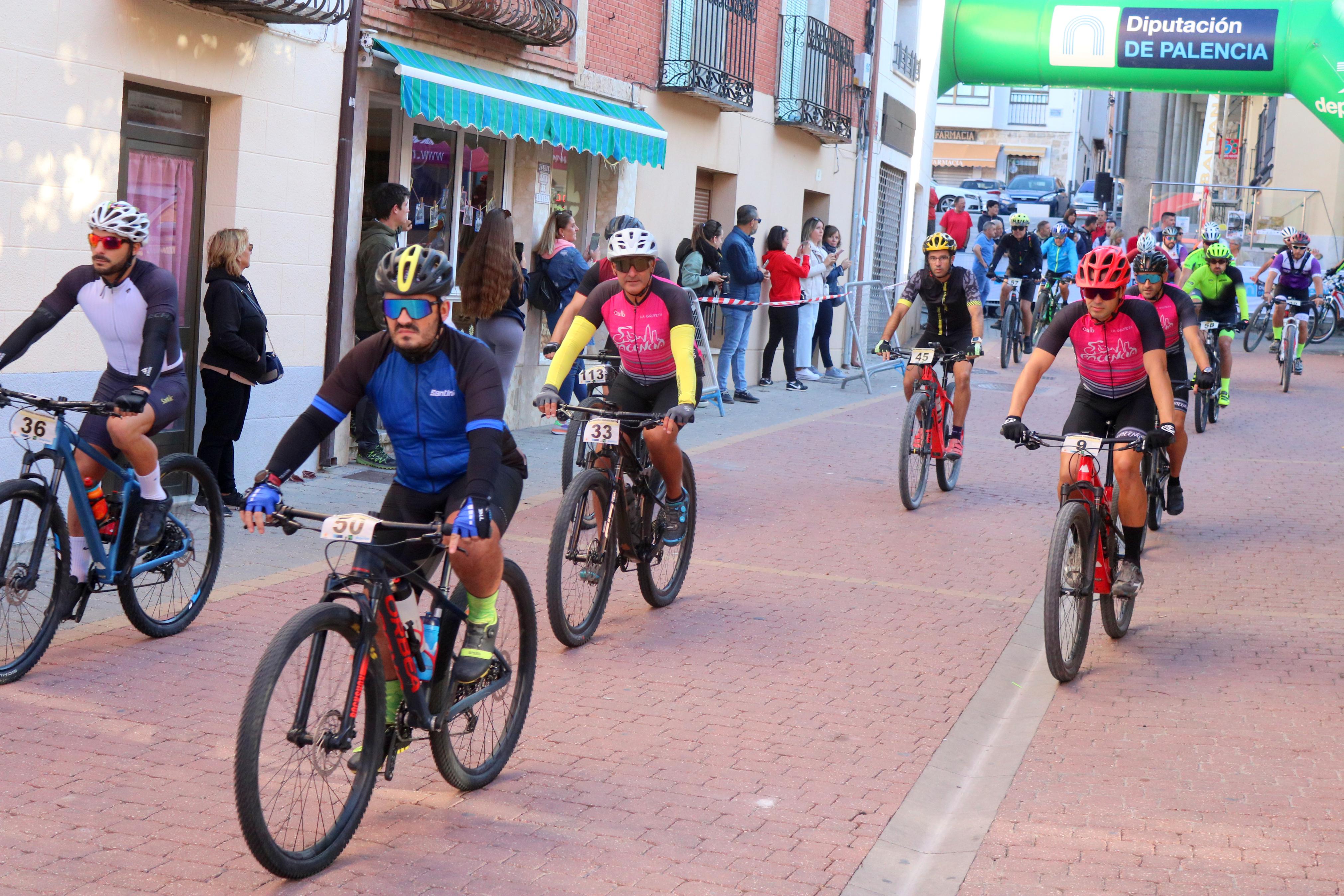 La VII Marcha Cicloturista 'Valles del Cerrato' congregó a más de un centenar de ciclistas