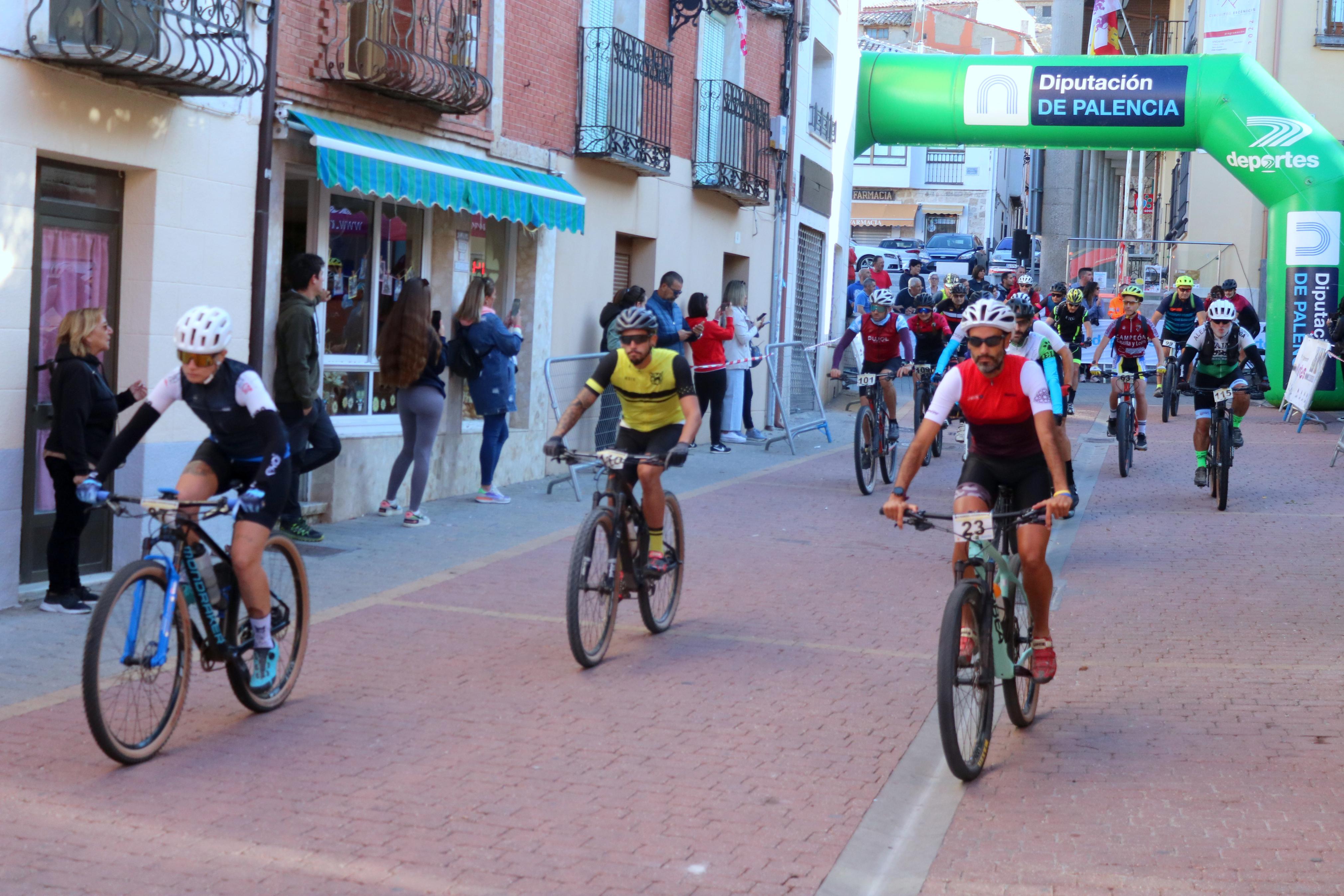 La VII Marcha Cicloturista 'Valles del Cerrato' congregó a más de un centenar de ciclistas