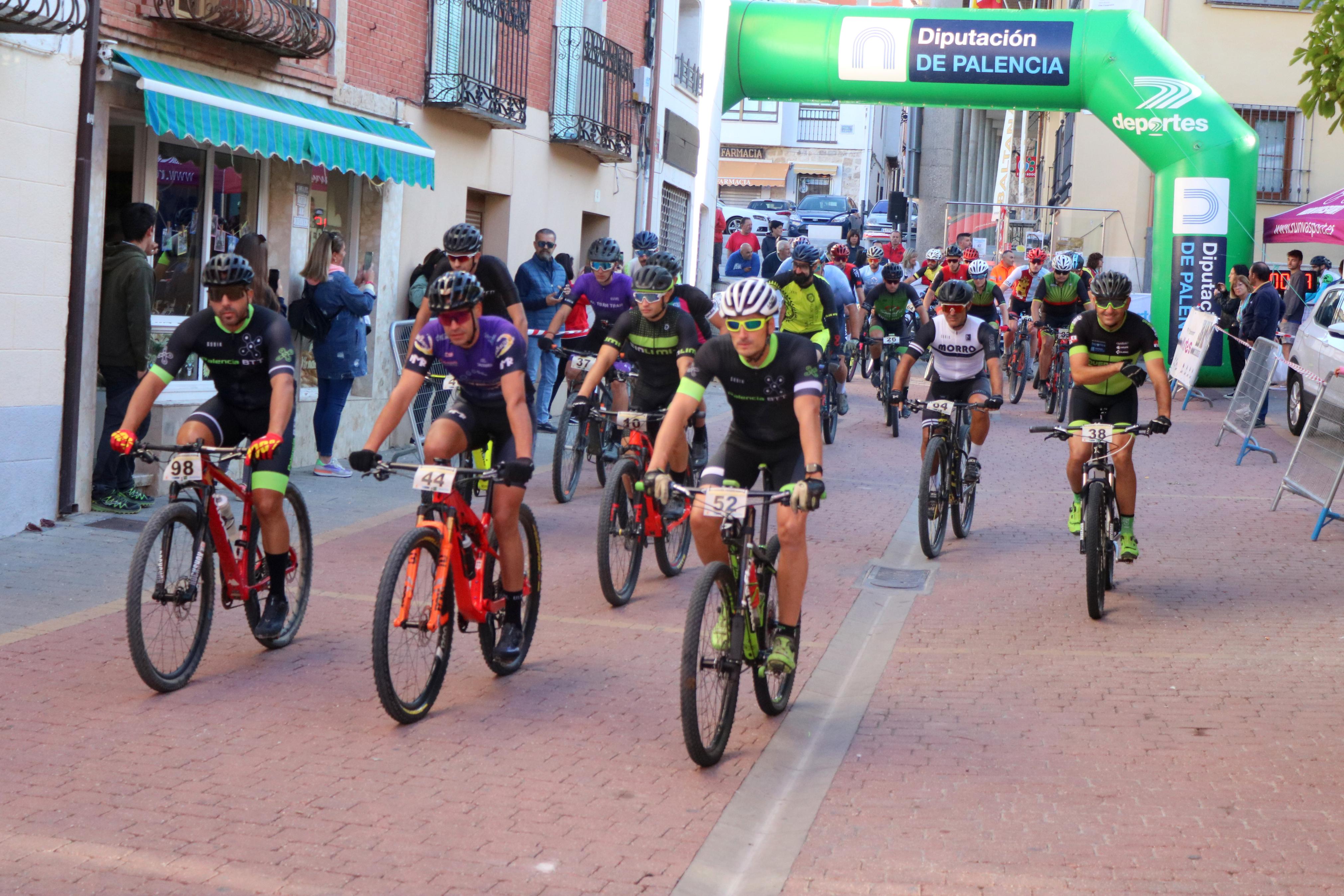 La VII Marcha Cicloturista 'Valles del Cerrato' congregó a más de un centenar de ciclistas