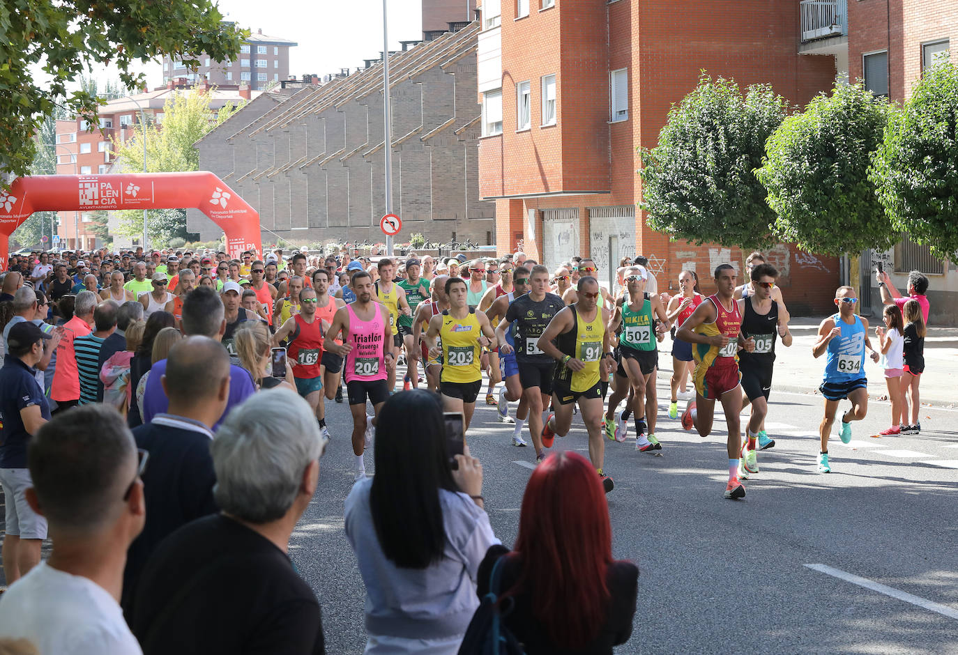 Centenares de corredores disfrutan de un recorrido urbano con dos distancias, 10.000 metros y la legua.