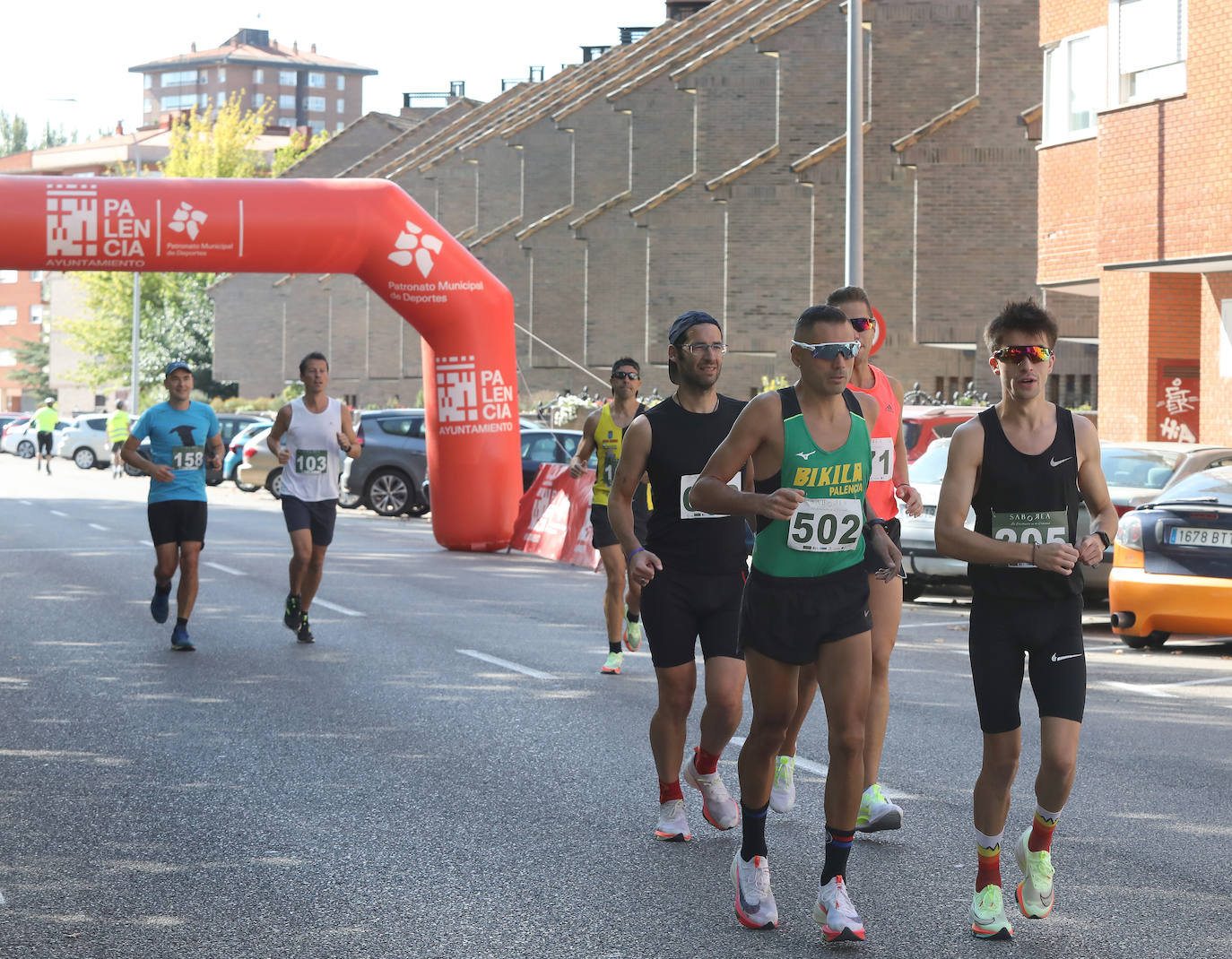 Centenares de corredores disfrutan de un recorrido urbano con dos distancias, 10.000 metros y la legua.