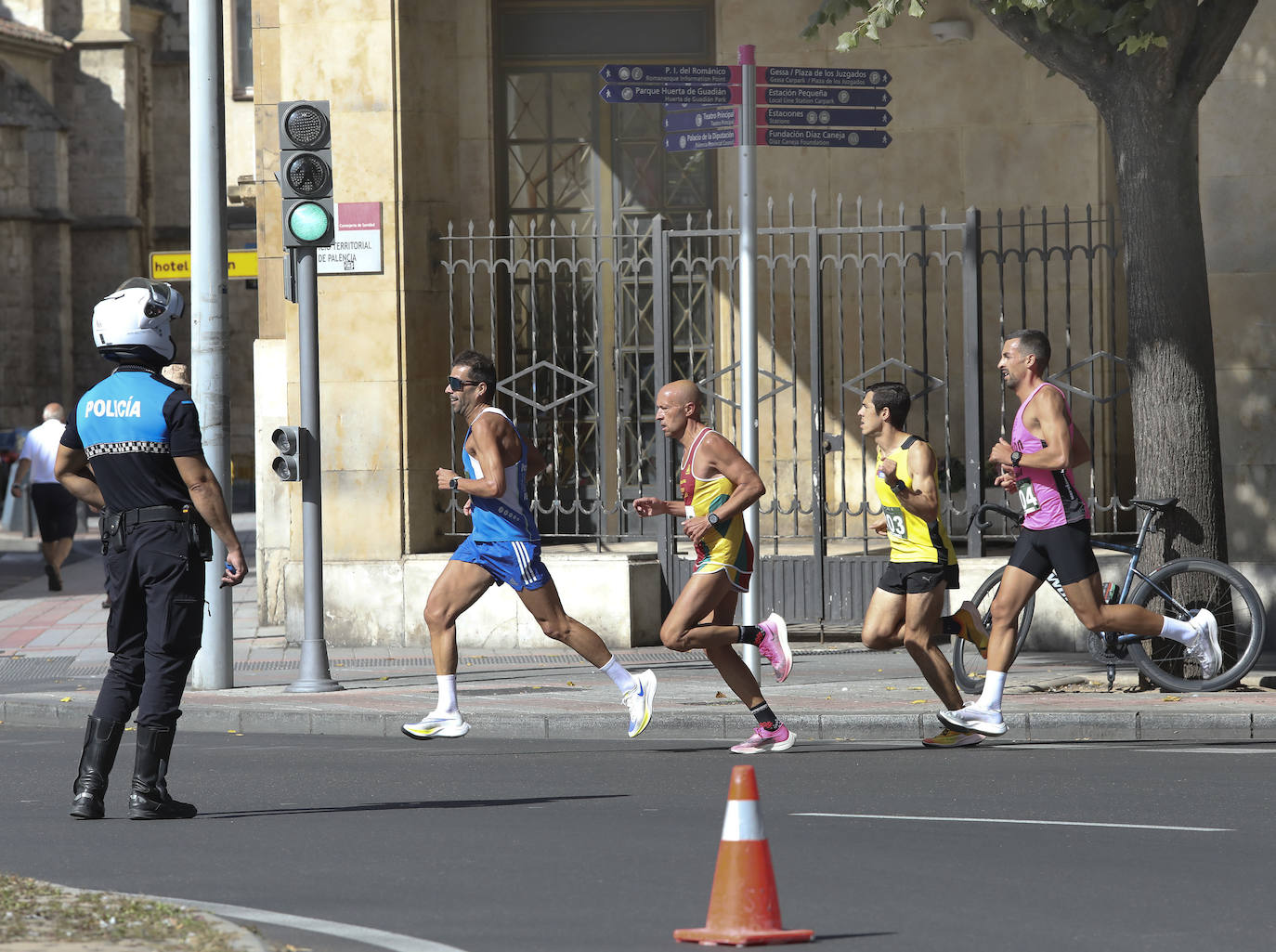 Centenares de corredores disfrutan de un recorrido urbano con dos distancias, 10.000 metros y la legua.