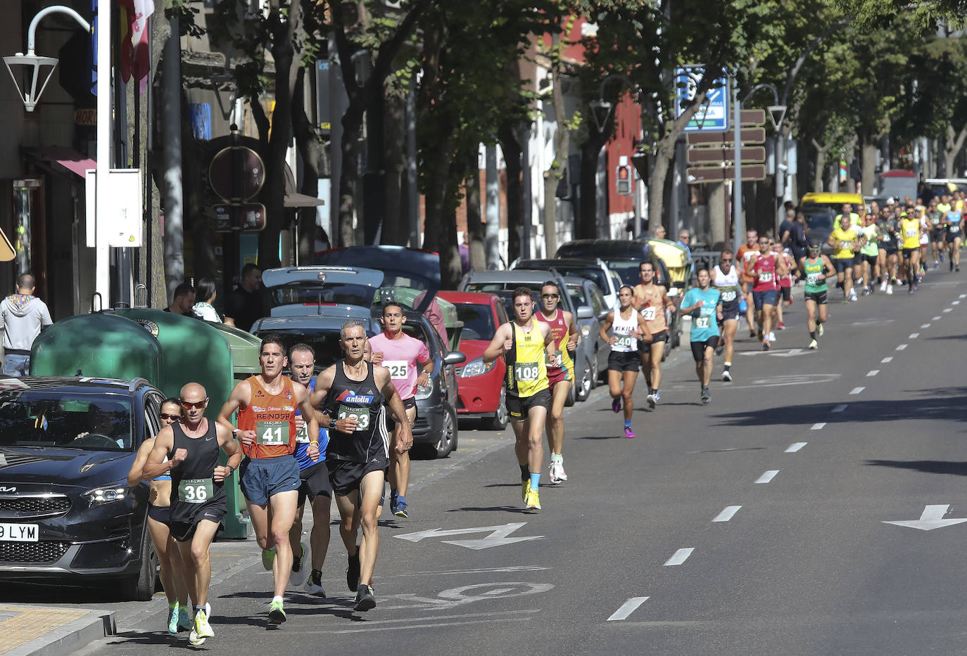 Centenares de corredores disfrutan de un recorrido urbano con dos distancias, 10.000 metros y la legua.