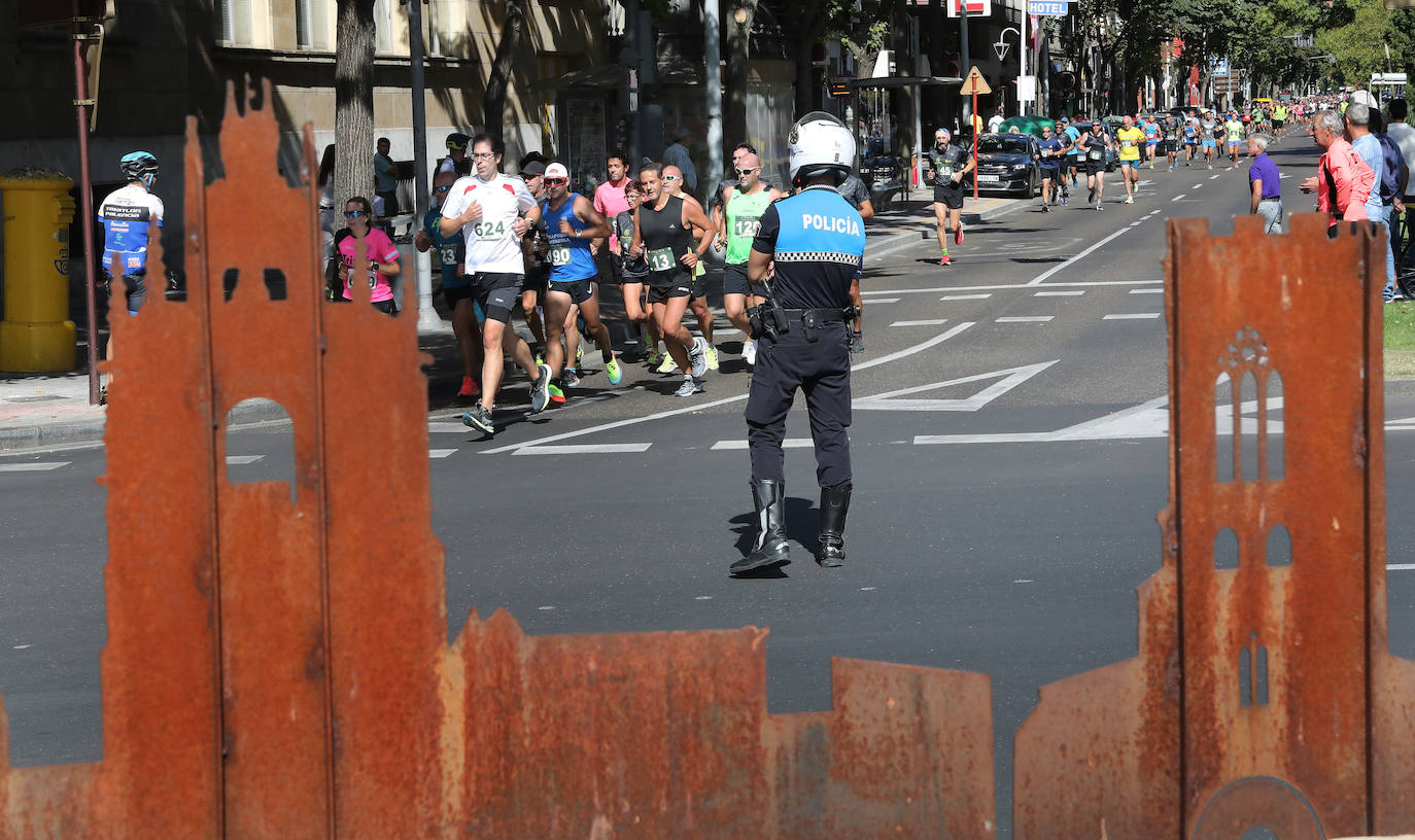 Centenares de corredores disfrutan de un recorrido urbano con dos distancias, 10.000 metros y la legua.