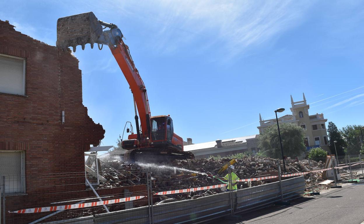Obras de demolición del colegio de Aguilar de Campoo. 