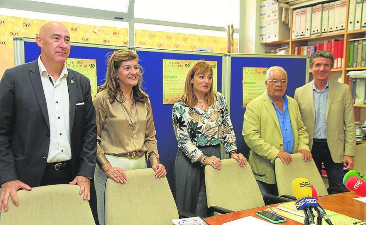 Óscar Moral (i), Azucena Suárez, Mayte Mañas, Julián Sancho y Andrés Torquemada, este lunes, durante la presentación. 
