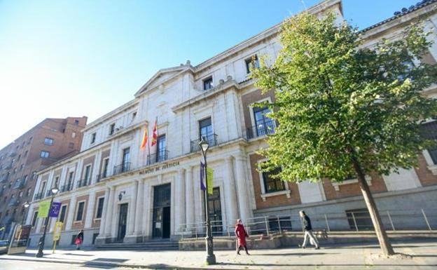 Pide la excarcelación del acusado de pegar y encerrar a su pareja al aplazarse el juicio 