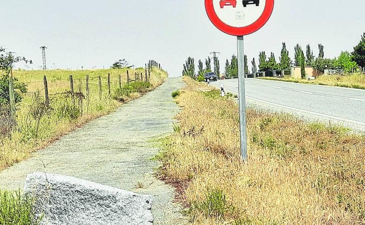 Carril peatonal junto a la carretera que une Segovia y Palazuelos. 