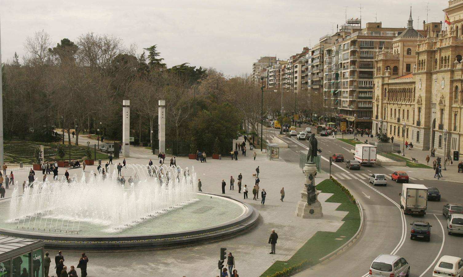 2005. La estatua Zorilla preside la plaza fuera de la fuente.