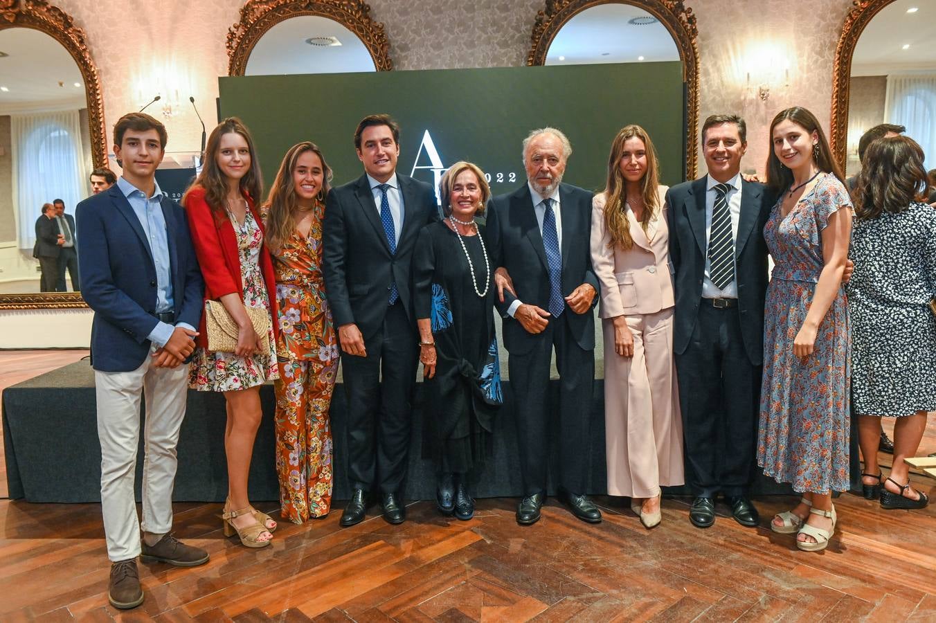 El homenajeado, con su familia: Alejandro y Catalina (nietos), Leticia (hija), Guillermo (hijo), Leticia Cortés (su mujer), Alejandro Royo-Villanova, Mariana (hija), Segismundo (hijo) y Mercedes (nieta).